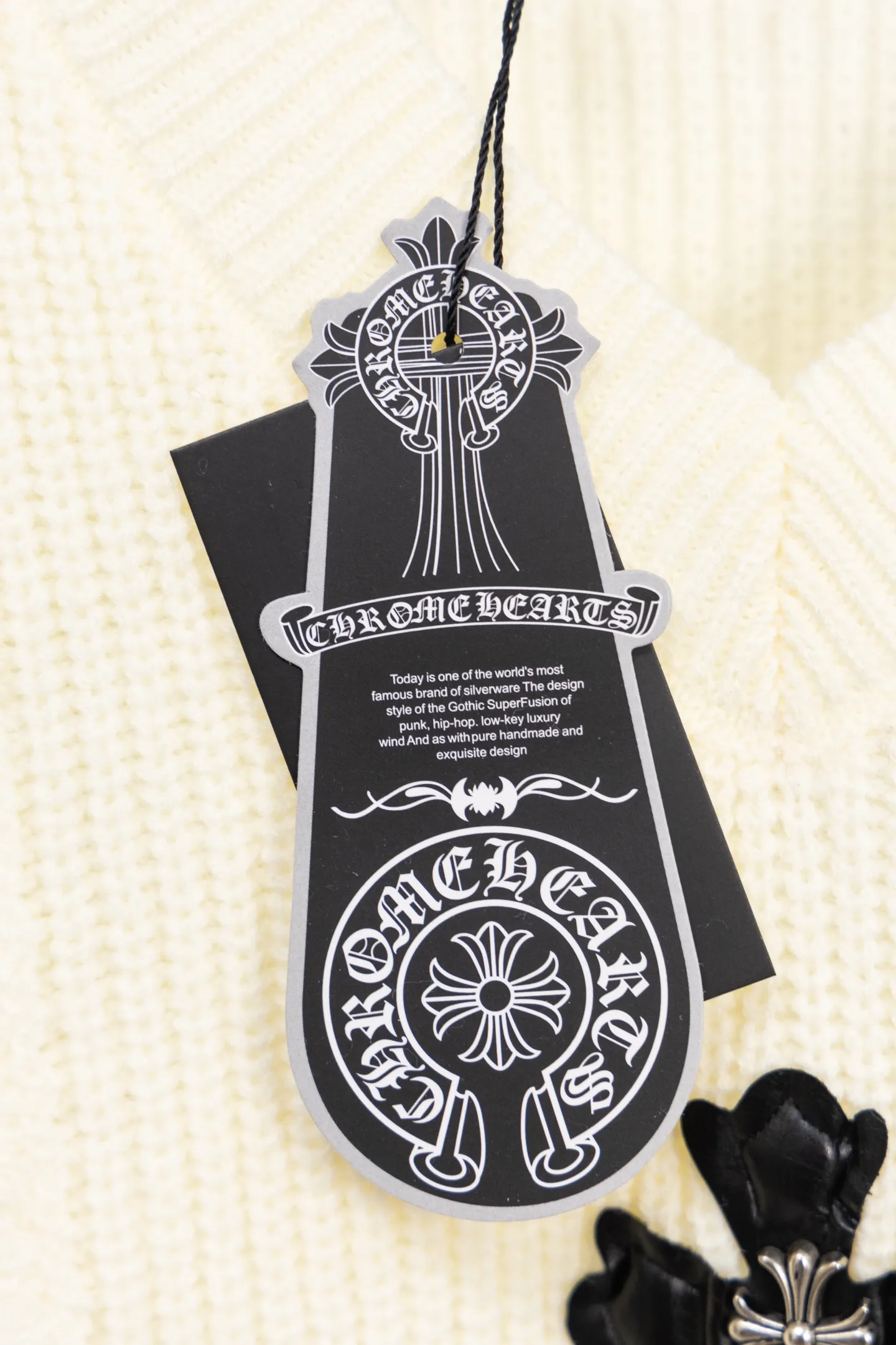 P280 Chrome Hearts CH Chrome Hearts 2026 new style, super heavy-duty Chrome Hearts large sweater with a cross atmosphere, thick stitched round neck patchwork sweater, soft and comfortable fabric, no skin-pricking feeling, loose, comfortable and stylish, warm and high-end to wear, the appearance can easily beat all versions on the market, you will definitely not be able to put it down when you get the real thing, the skin-to-skin feeling is very real! The iconic brand logo decoration on the chest, the pattern is detailed and clear, the craftsmanship is exquisite and perfect, exuding temperament, charm and luxury, and the fashionable atmosphere is overwhelming! A super versatile and durable knitted sweater, the upper body is very fashionable and age-reducing. It is perfect regardless of age or gender. It can be easily controlled by any figure. It is very eye-catching whether worn alone or layered, making you easily become the focus of the crowd! Color: White Size: M L XL